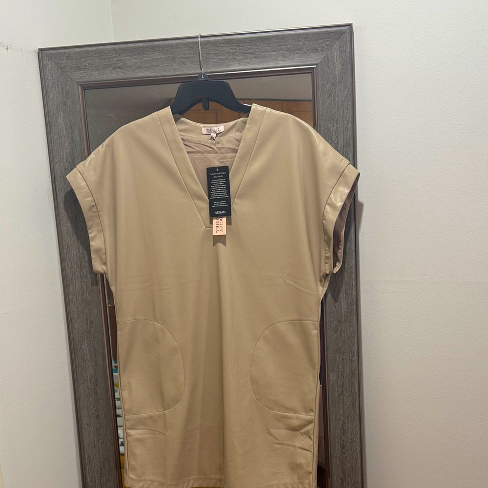 Badgley Mischka new medium vegan leather. Latte in color and has pockets 🍀🍀